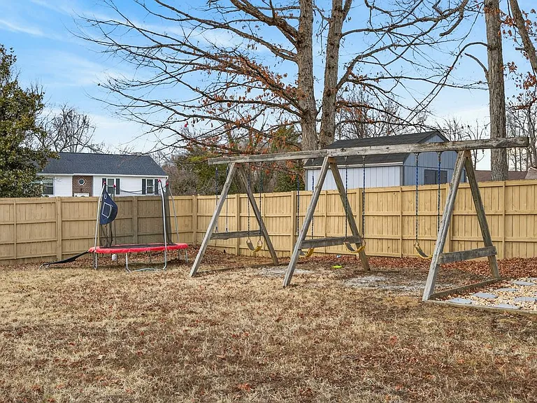 136 Stevens Dr — Photo 41