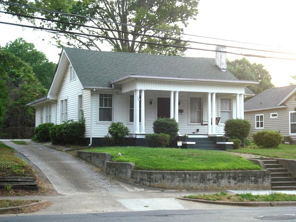 Great Location! Just one block from Winthrop, Starbucks, Ear