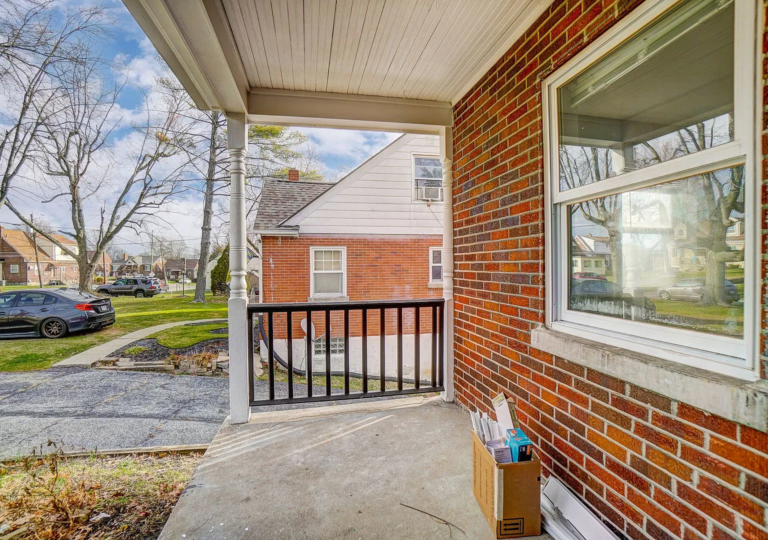 2 Bedroom, 1 Bathroom with Large Backyard! — Photo 4