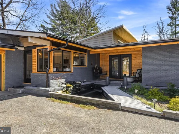 1528 E Malaga Rd, Williamstown, NJ 08094