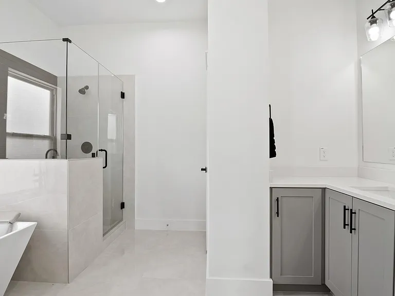 1704 Worms St — Photo 17
