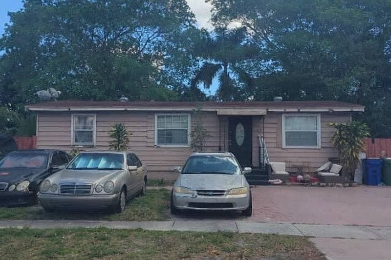 1st image of 610 SW 50th Ter