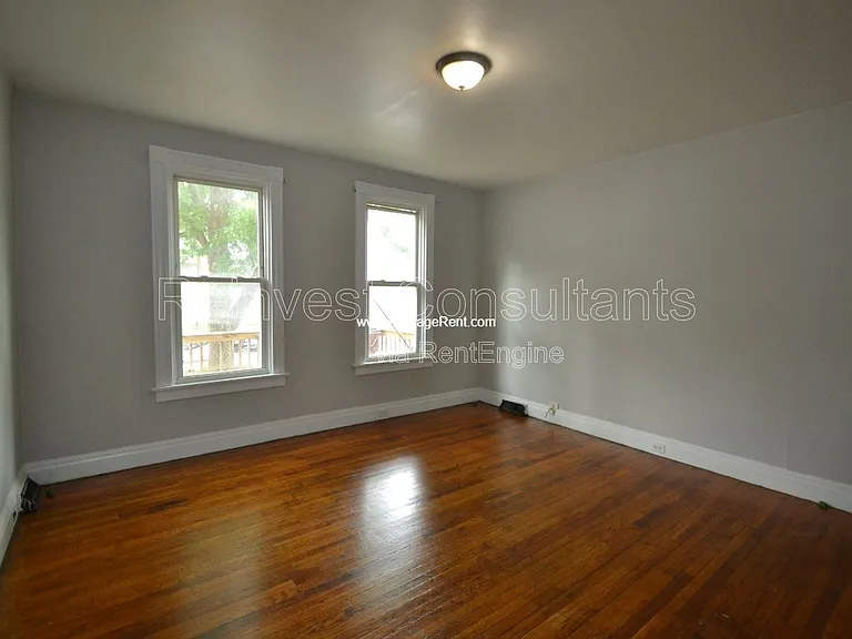 310 E 16th St — Photo 9