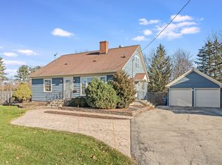 1046 N 5th Ave, St Charles, IL 60174