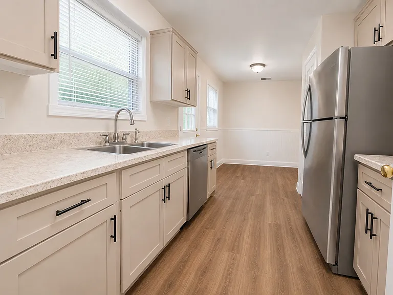 2121 Melanie Dr — Photo 2