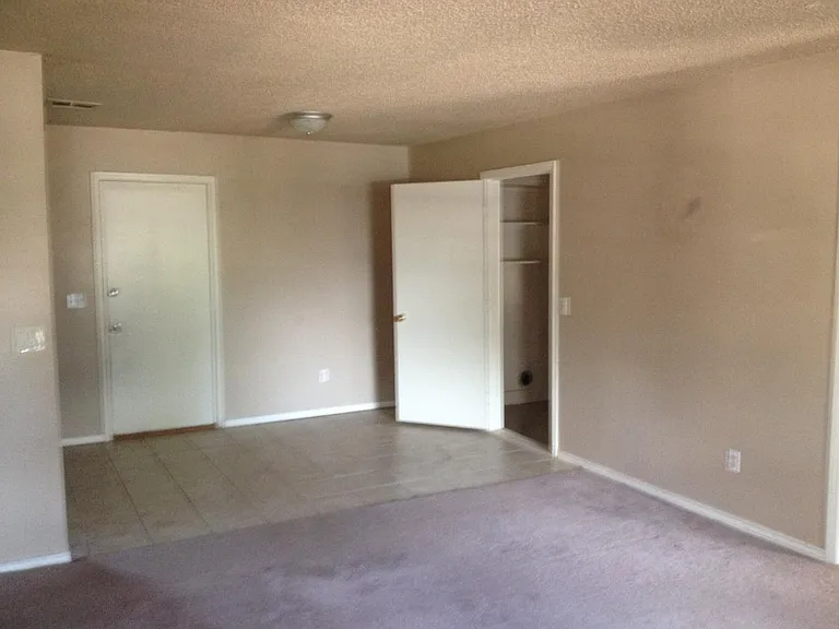 1400 Thompson Dr — Photo 2