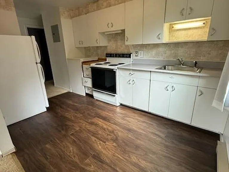 2300 Broadway St — Photo 2
