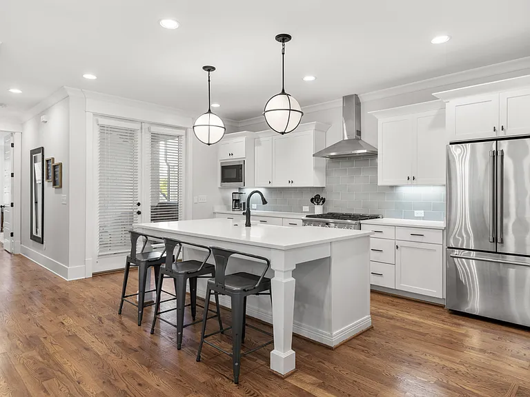 843 Clayton Ave — Photo 10