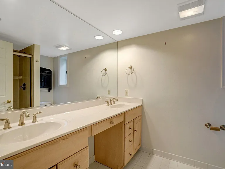 821 N Latham St — Photo 45