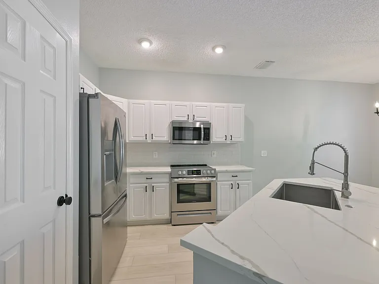 671 Vallance Way NE — Photo 7