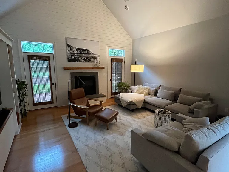 4896 Highlands Pl — Photo 2