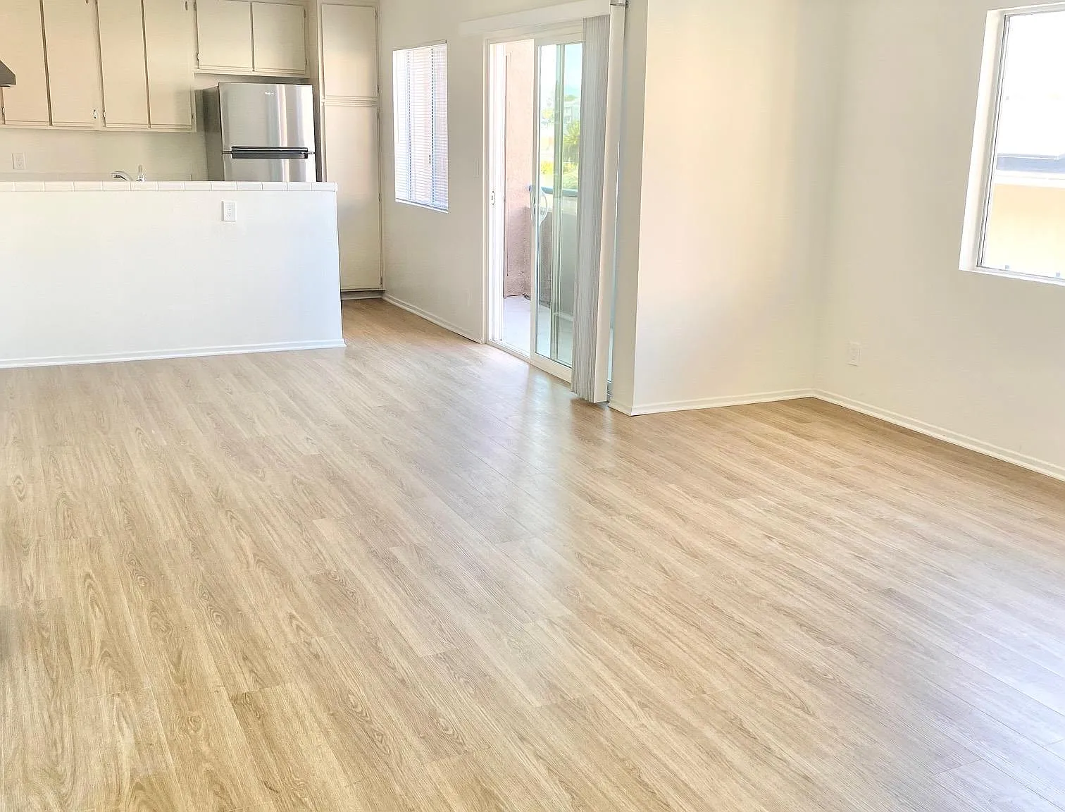 564 N Ardmore Ave — Photo 4