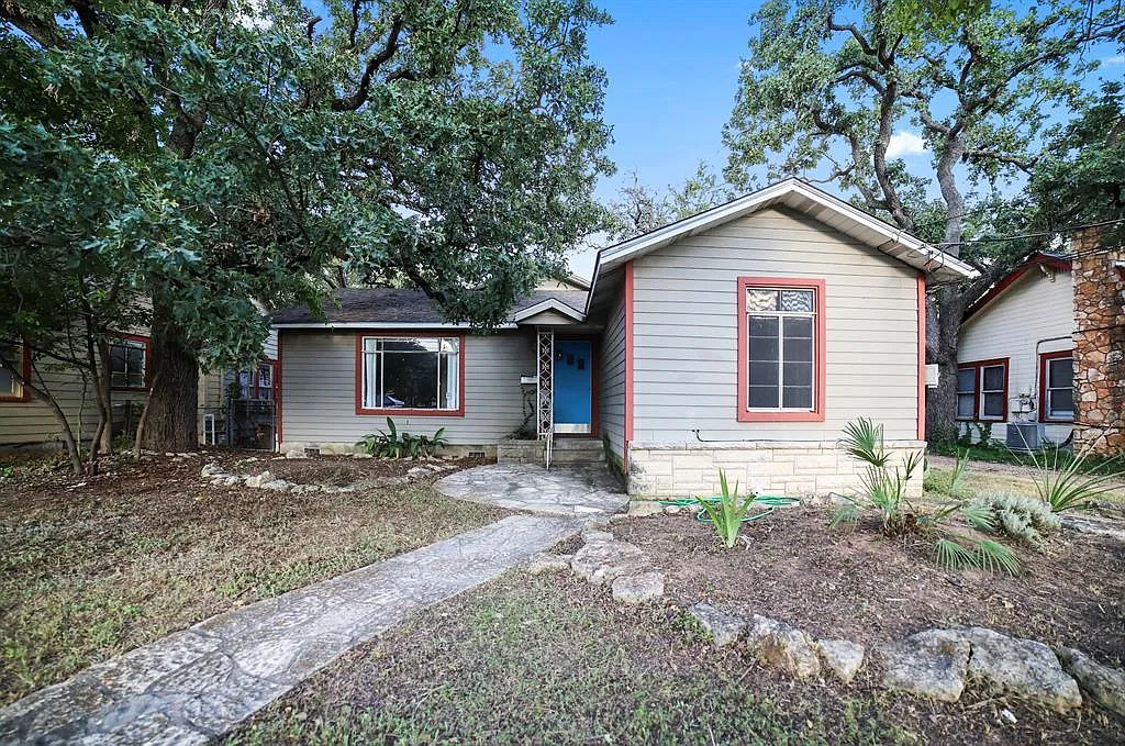 4 bed, 2.0 bath, 1417 sqft, $2,600 — Photo 1