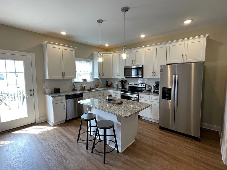 2223 Deyerle Ave — Photo 3