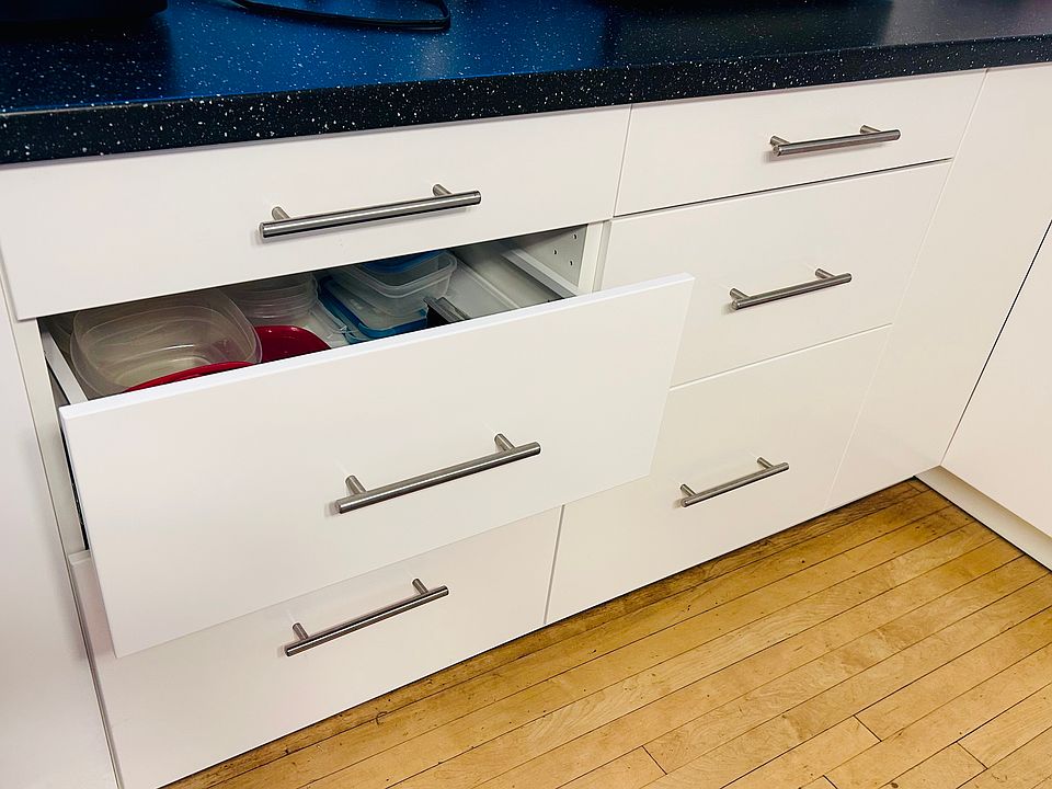 plenty of drawer storage space