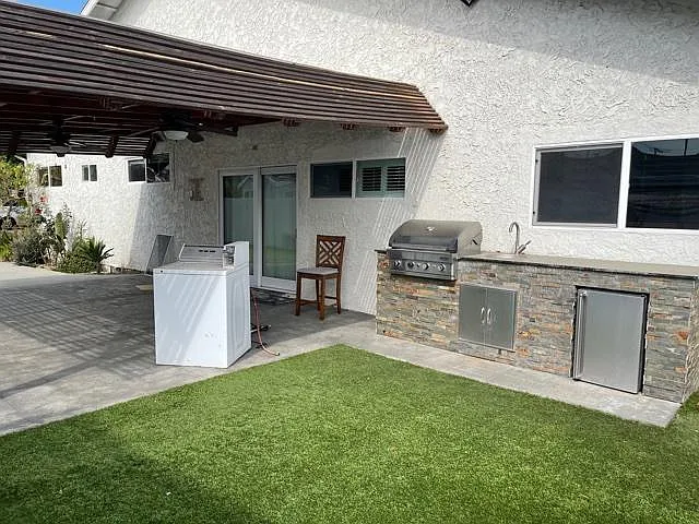 outdoor Kitchen with BBQ