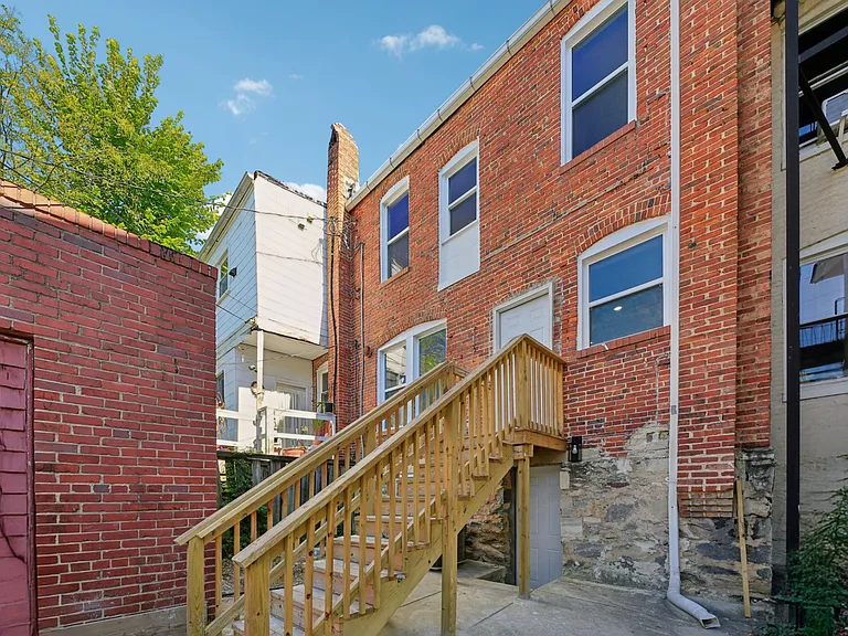 329 E University Pkwy — Photo 7