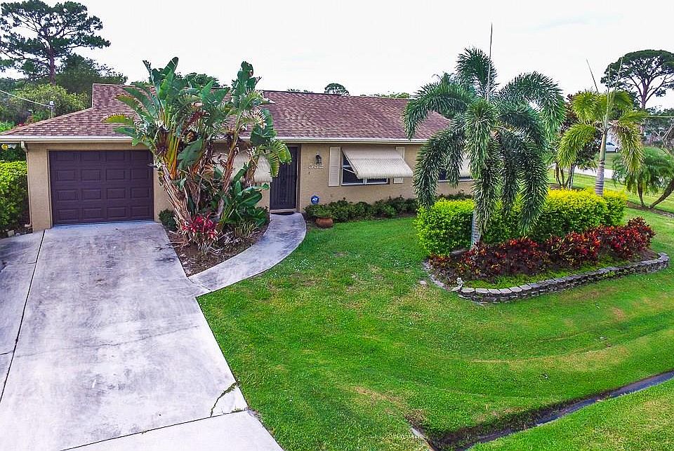 1st image of 582 SE Fallon Dr