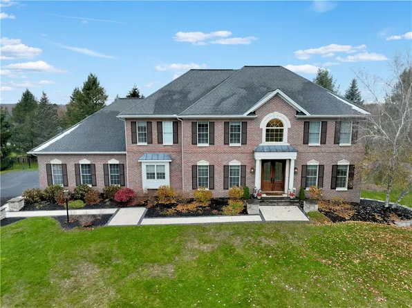 9 Lusk Farm Cir, Pittsford, NY 14534