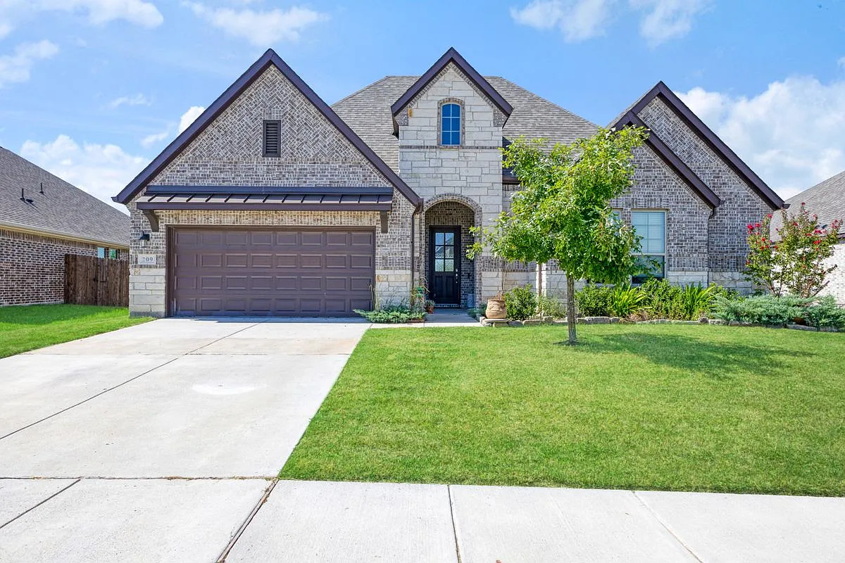 4 bed, 3.0 bath, 2950 sqft, $3,300 — Photo 1