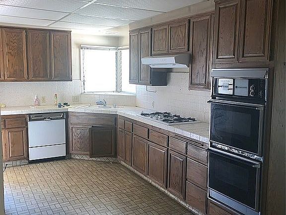 4th image of 5513 Murietta Ave