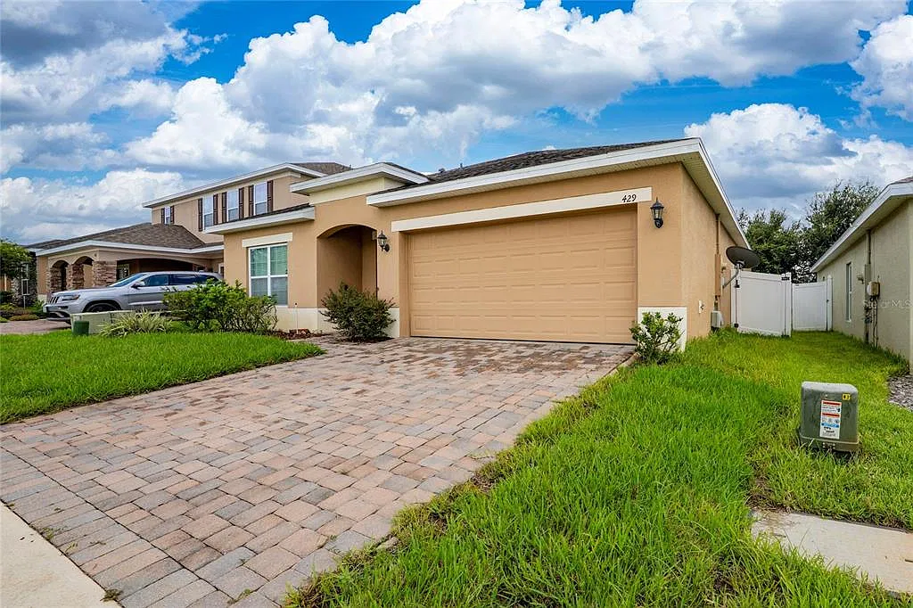 4 bed, 2.0 bath, 1972 sqft, $2,300 — Photo 3