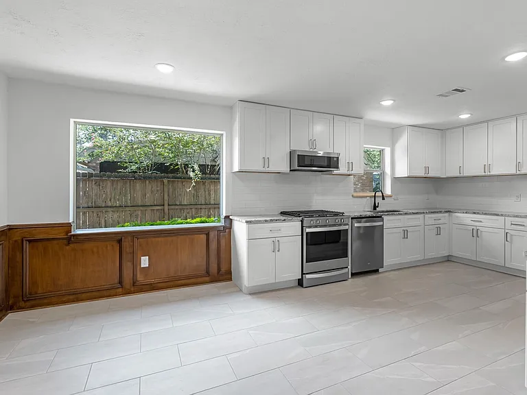 8011 Liberty Elm Ct — Photo 12