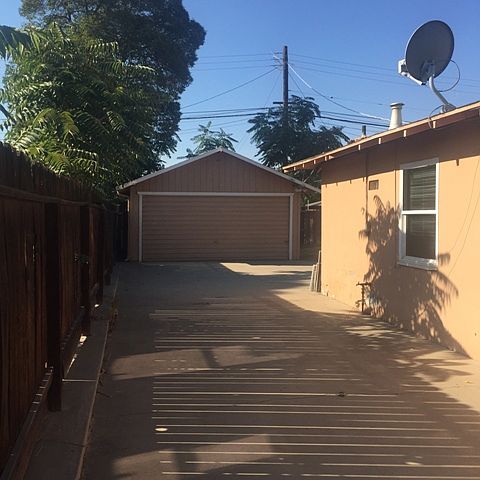 2nd image of 934 E Dakota Ave