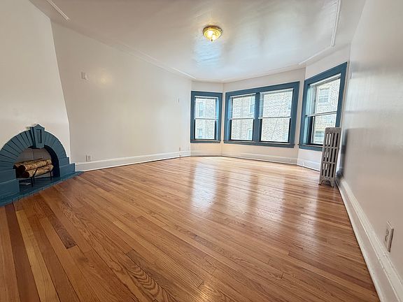2nd image of 5542 N Artesian Ave APT 1B