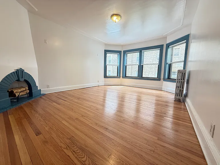 5542 N Artesian Ave #1B — Photo 2