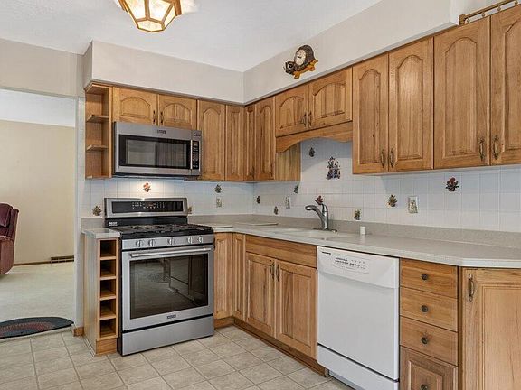 3rd image of W215N10105 Hickory DRIVE