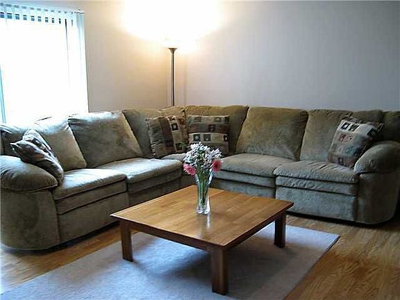 4th image of 117 Broxbourne Dr
