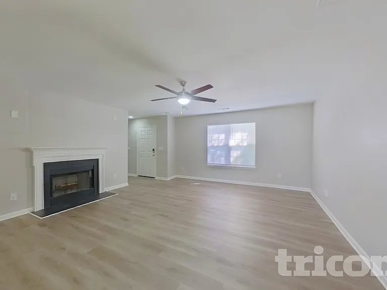 1131 Delander Ln — Photo 4