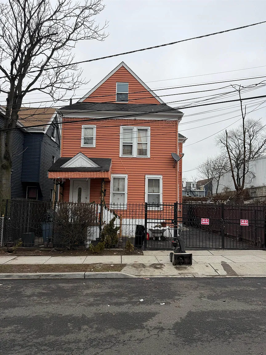 483 Cary St photo 1