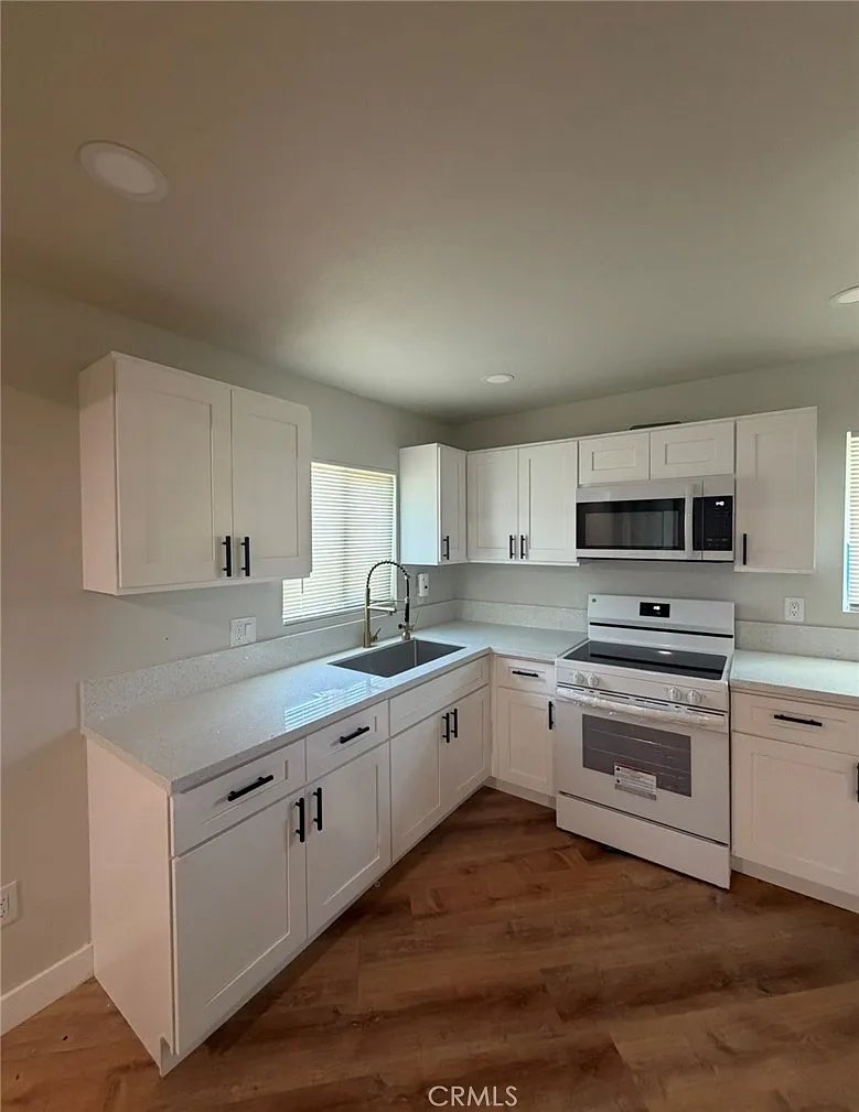 3 bed, 876 sqft, $3,100 — Photo 2