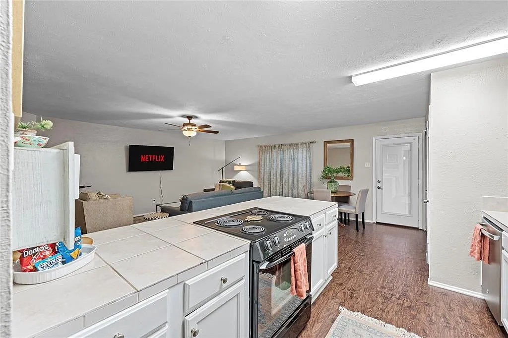 3 bed, 1381 sqft, $2,800 — Photo 4