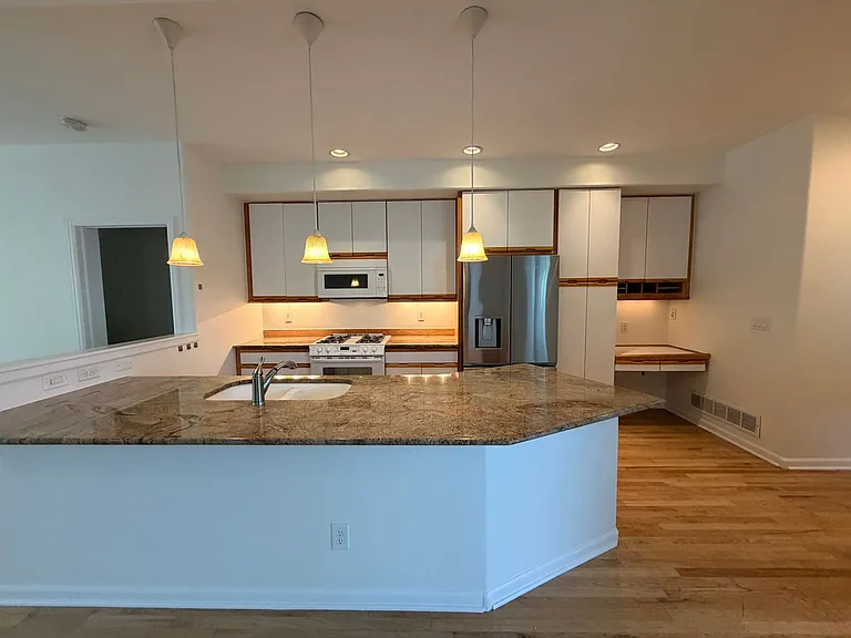 225 S Monroe St — Photo 2