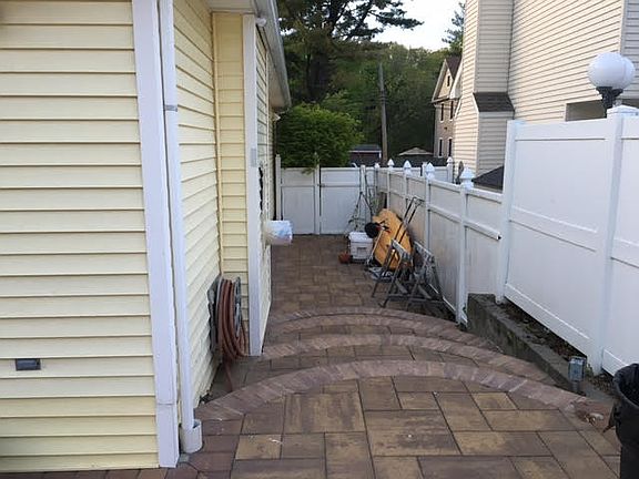 4th image of 240 Mace St
