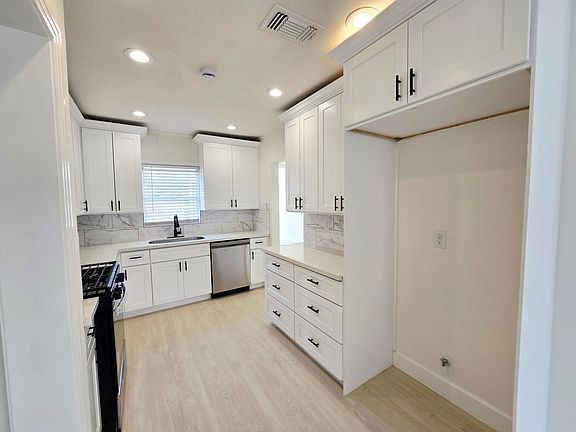 5th image of 1300 Brazos St