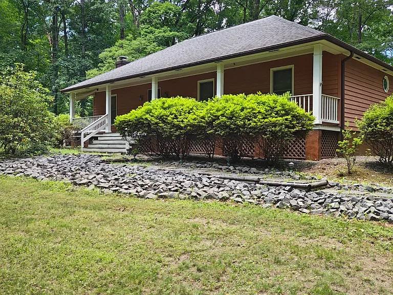 425 Ashlawn Dr — Photo 4