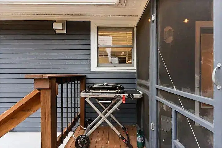29 Versailles Ave — Photo 52
