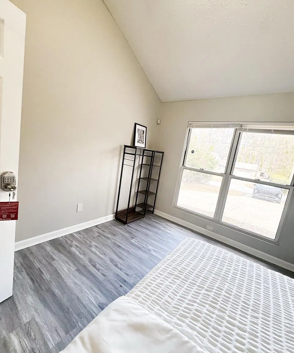 4 bed, 2.0 bath, 1700 sqft, $659 — Photo 2