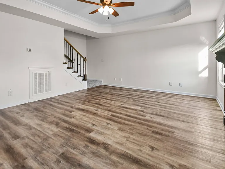 1032 Spicer Dr — Photo 5