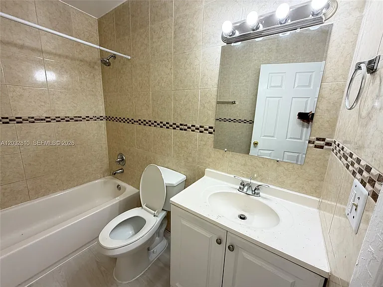 4801 SW 18th St #2 — Photo 8