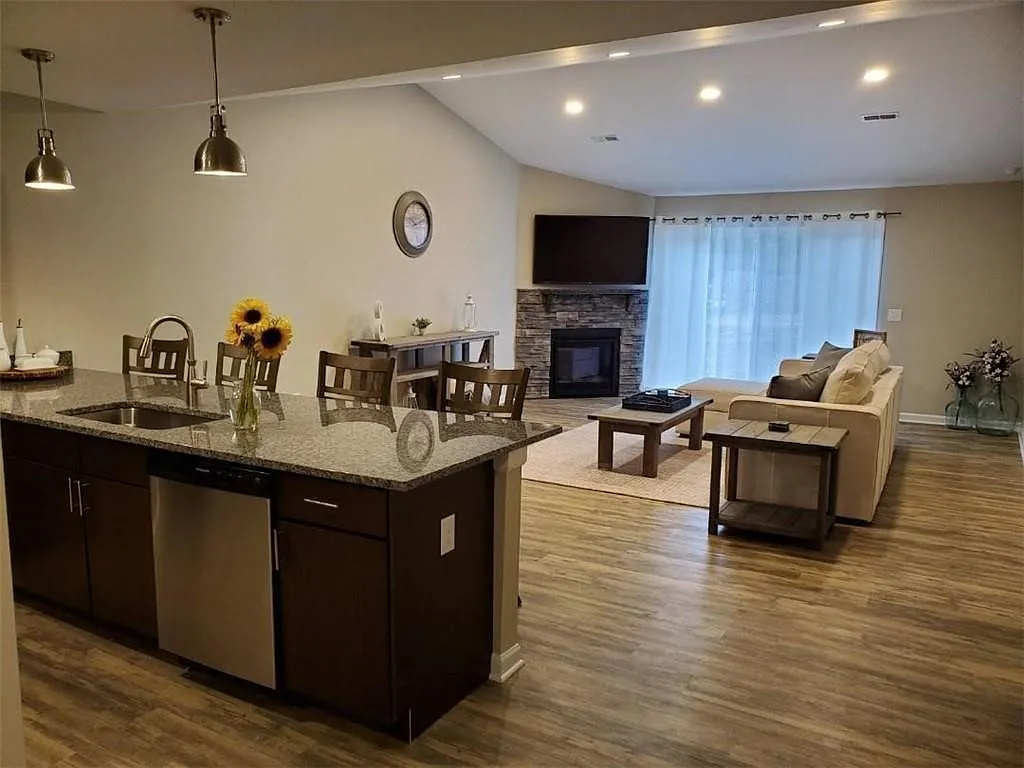 2 bed, 2.0 bath, 1350 sqft, $2,295 — Photo 2