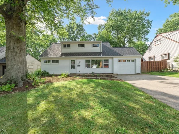 3073 Prior Dr, Cuyahoga Falls, OH 44223