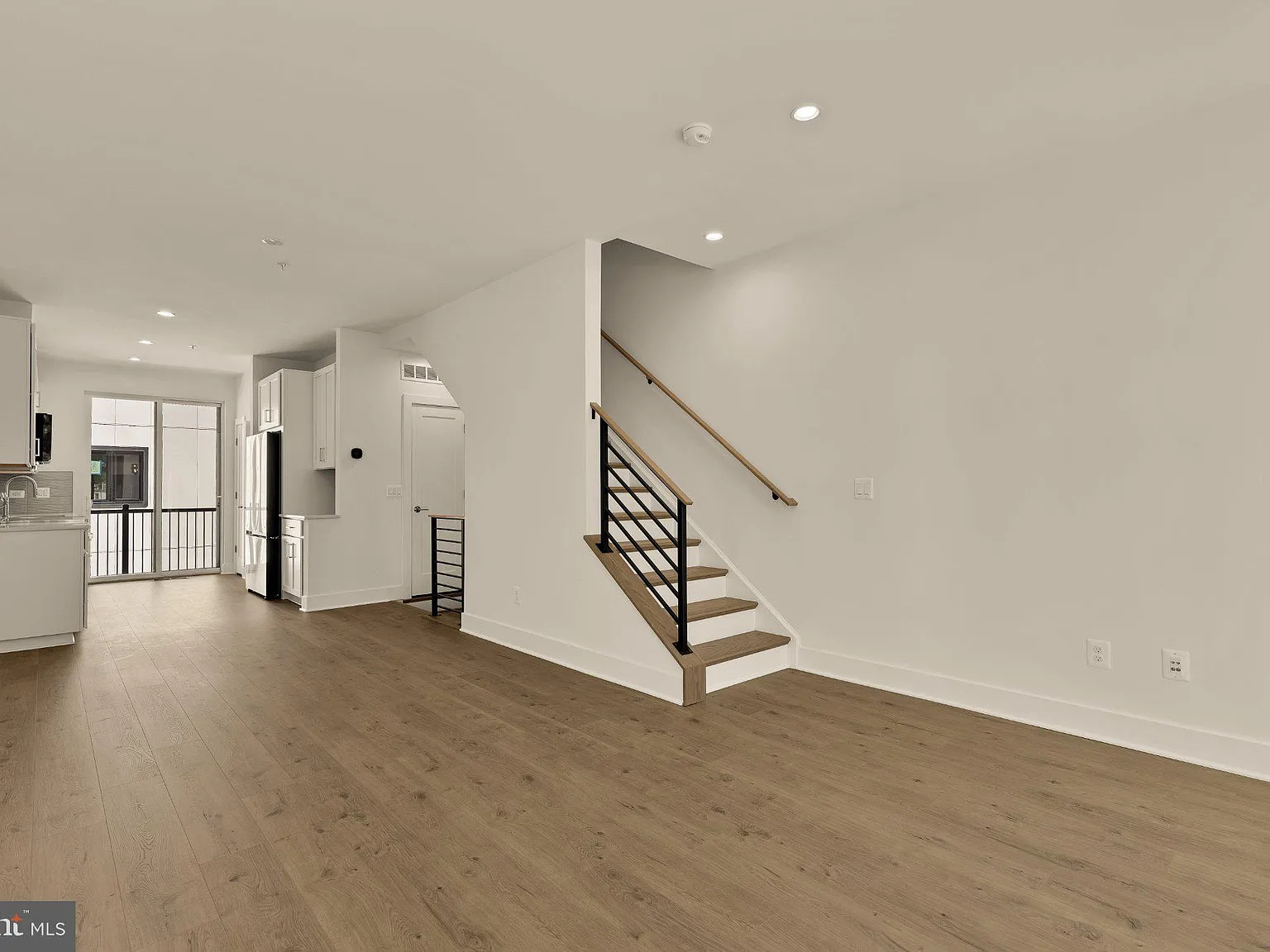 3 bed, 3.5 bath, 1620 sqft, $4,300 — Photo 3