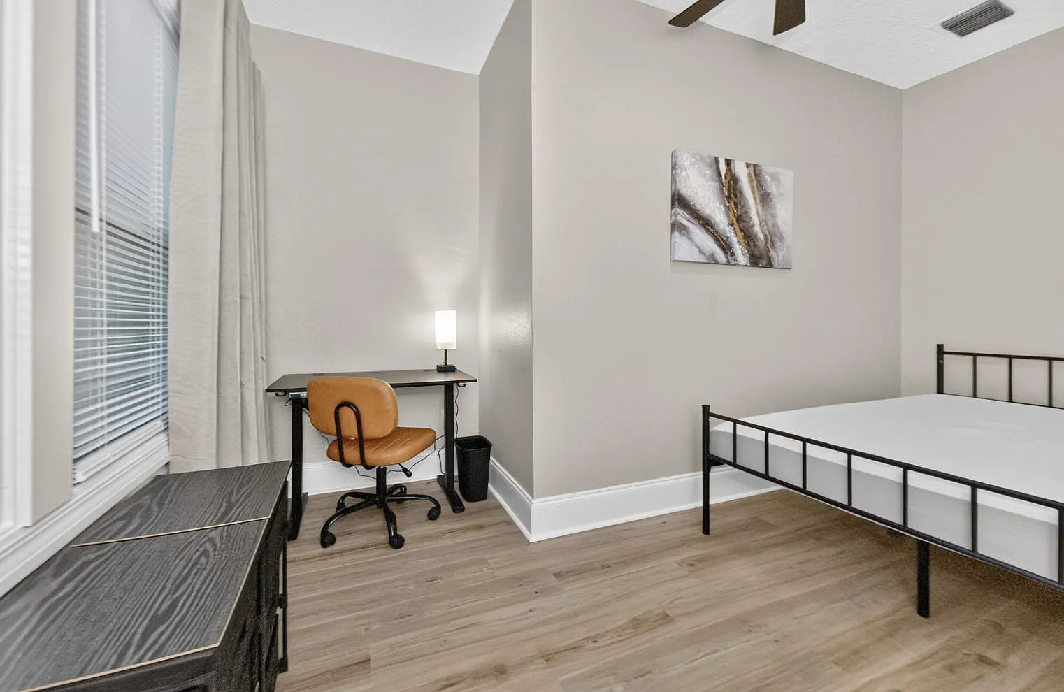 4 bed, 2.0 bath, 3805 sqft, $836 — Photo 3