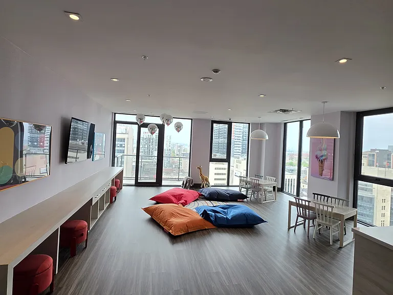 75 James St S #704 — Photo 28