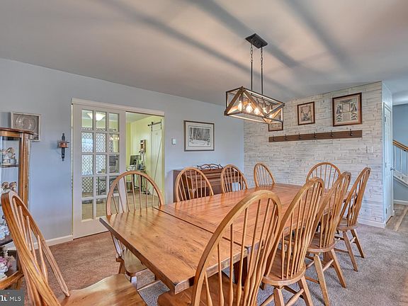 5th image of 211 Oval Dr